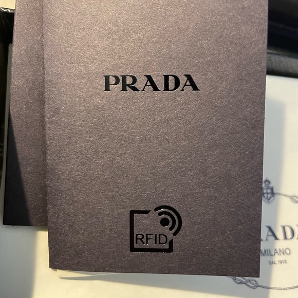 Authenticated Large Prada Wallet - Picture 5 of 12